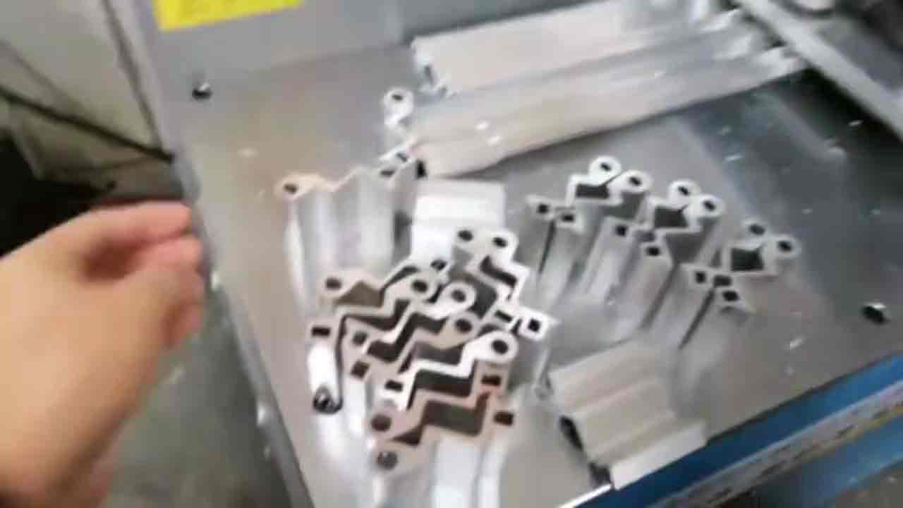 鋁合金門窗合頁-用全自動切鋁機450切割現場